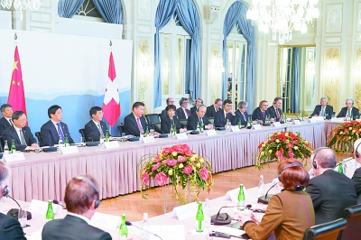 习近平同瑞士联邦主席洛伊特哈德共同会见瑞士经济界代表