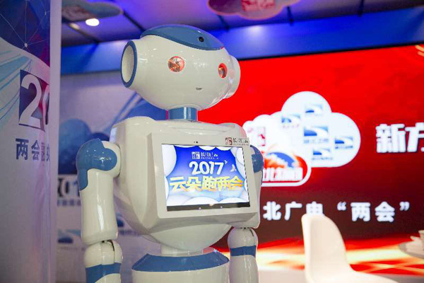 机器人也能跑两会?湖北广电两会报道新招迭出 机器人也能跑两会?湖北广电两会报道新招迭出