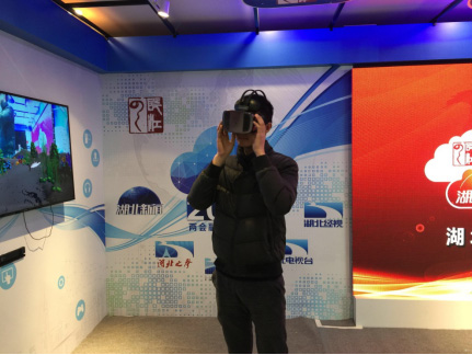 机器人也能跑两会?湖北广电两会报道新招迭出 机器人也能跑两会?湖北广电两会报道新招迭出