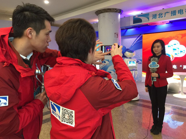 机器人也能跑两会?湖北广电两会报道新招迭出 机器人也能跑两会?湖北广电两会报道新招迭出