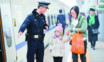 铁路公安处乘警在车厢门口维持秩序