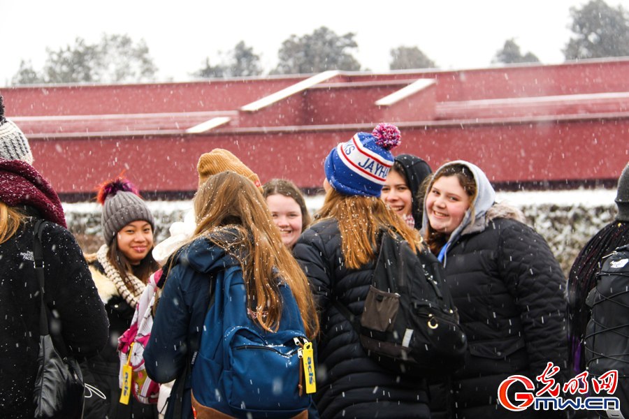 北京城迎来新春第一场雪 外国游客雪中拍照