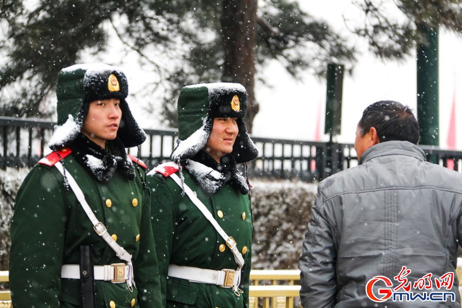 北京城迎来新春第一场雪 外国游客雪中拍照