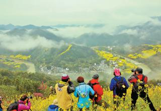 安徽歙县石潭重峦叠嶂，云雾缭绕