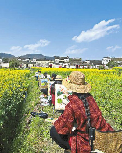 徽派建筑与金色油菜花相互辉映