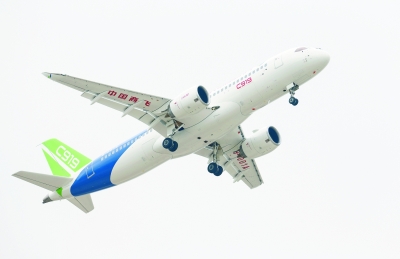 我国自主研制C919大型客机圆满首飞