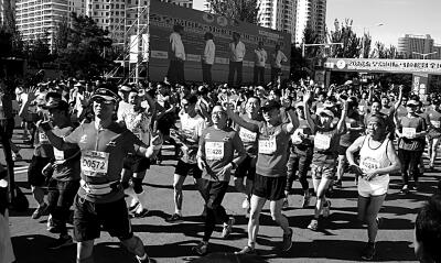 2017秦皇岛国际马拉松开跑