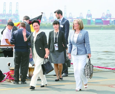 彭丽媛参观汉堡港 彭丽媛参观汉堡港
