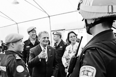 中国驻利维和警察防暴队举行军事开放日活动