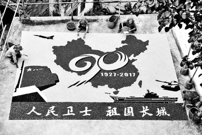 粮食拼图上的“八一”