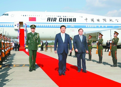 习近平开始对老挝进行国事访问