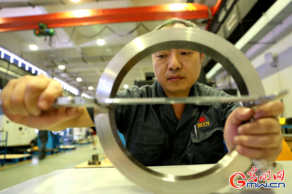 【中国梦·大国工匠篇】“巴渝工匠”刘平:工匠精神就是要钻研,要一直干! 【中国梦·大国工匠篇】“巴渝工匠”刘平:工匠精神就是要钻研,要一直干!