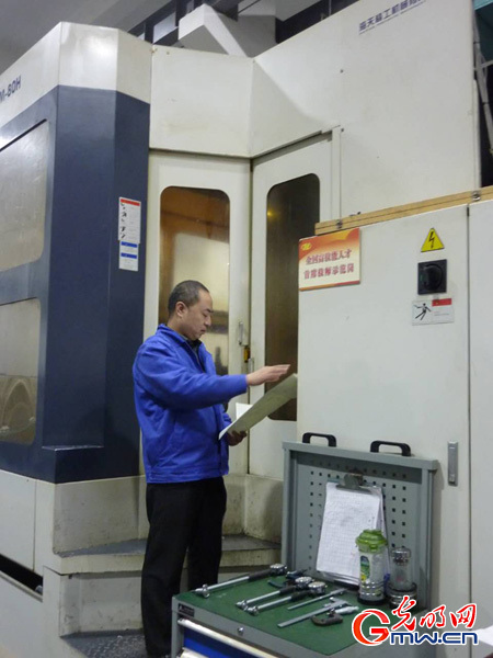 【中国梦·大国工匠篇】“巴渝工匠”刘平:工匠精神就是要钻研,要一直干! 【中国梦·大国工匠篇】“巴渝工匠”刘平:工匠精神就是要钻研,要一直干!