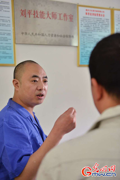 【中国梦·大国工匠篇】“巴渝工匠”刘平:工匠精神就是要钻研,要一直干! 【中国梦·大国工匠篇】“巴渝工匠”刘平:工匠精神就是要钻研,要一直干!