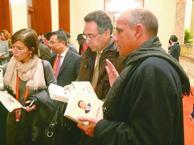 外国代表取阅《习近平谈治国理政》