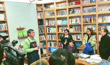 【暖新闻】60天“快闪书店”:总有一盏灯 等待温暖人心 【暖新闻】60天“快闪书店”:总有一盏灯 等待温暖人心