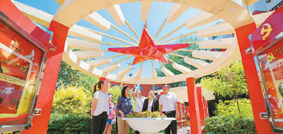 在坚持和加强党的全面领导中推进新时代中国特色社会主义 在坚持和加强党的全面领导中推进新时代中国特色社会主义