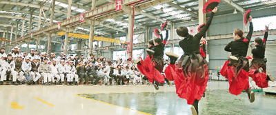 苗乡“轻骑兵”送戏下基层