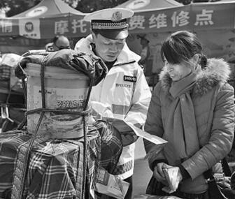 交警邓国强：“我们就是赶路人的依靠”