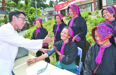 坚持党对一切工作的领导 坚持以人民为中心