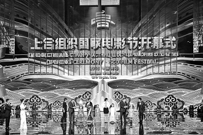 以电影为媒拥抱世界 以电影为媒拥抱世界