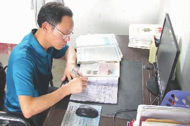 全国模范教师邓先华：扎根讲台 精心育人