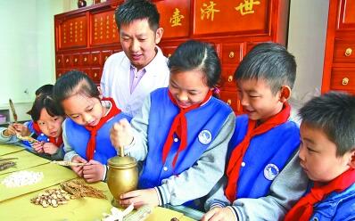 迎世界传统医药日 小学生参与“认识中草药”活动