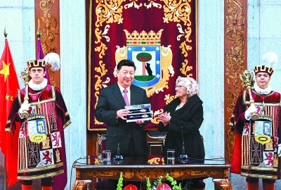 习近平接受马德里城市金钥匙 习近平接受马德里城市金钥匙