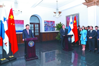 习近平和巴拿马总统巴雷拉共同会见出席中国-巴拿马经贸合作论坛的双方企业家代表 习近平和巴拿马总统巴雷拉共同会见出席中国-巴拿马经贸合作论坛的双方企业家代表