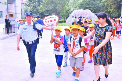 “那蓝色的灯箱，挂在了咱的心坎上”