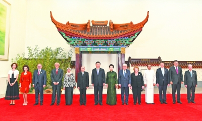 习近平和彭丽媛欢迎出席亚洲文明对话大会的外方领导人夫妇及嘉宾 习近平和彭丽媛欢迎出席亚洲文明对话大会的外方领导人夫妇及嘉宾