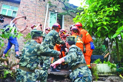 武警四川总队奔赴震中展开救援