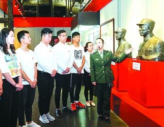 理论创新每前进一步, 理论武装就要跟进一步 理论创新每前进一步, 理论武装就要跟进一步