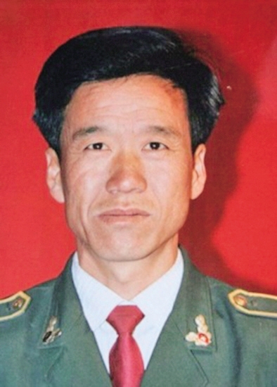 宫清华:以血肉之躯挡住下滑汽车 用生命换来群众安全 宫清华:以血肉之躯挡住下滑汽车 用生命换来群众安全