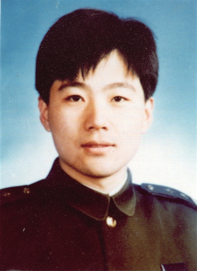 民警袁时光:手捂伤口追赶歹徒壮烈殉职 民警袁时光:手捂伤口追赶歹徒壮烈殉职