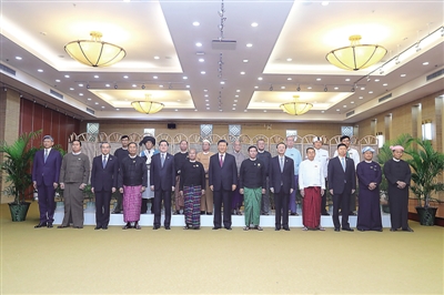 习近平同缅甸主要政党领导人集体合影留念