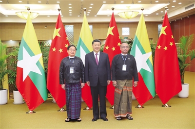 习近平同缅甸联邦议会议长兼人民院议长蒂昆密和民族院议长曼温凯丹友好交谈