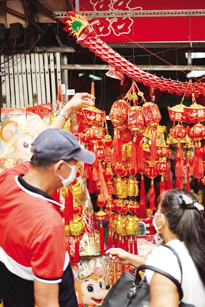 菲律宾：花车烟火迎新春