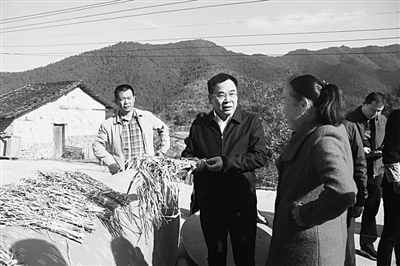 红土地上的“脱贫书记”（报告文学）
