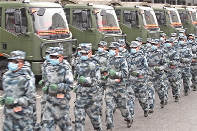 正因为穿上了军装 正因为穿上了军装