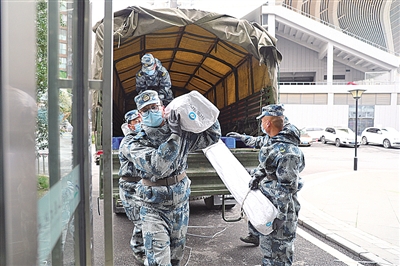 正因为穿上了军装 正因为穿上了军装