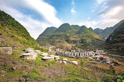 广西河池市平乐瑶族乡寅亭村的家庭水柜