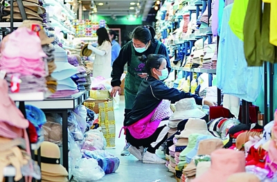 “解封”不“解防” 武汉商超防控一刻不松懈 “解封”不“解防” 武汉商超防控一刻不松懈