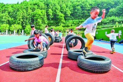 贵州：让搬迁群众搬得出、稳得住、能致富