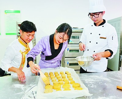 中秋月圆时 共话家国情