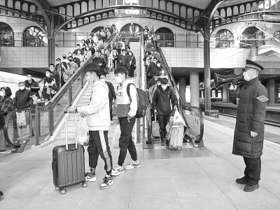 多地迎来节日返程客流高峰