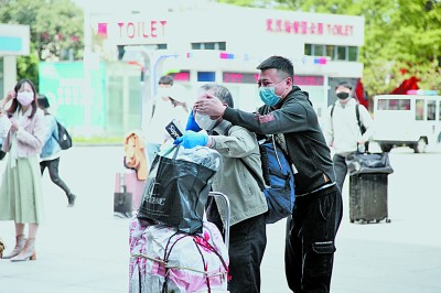 定格战疫英雄的最美瞬间 定格战疫英雄的最美瞬间