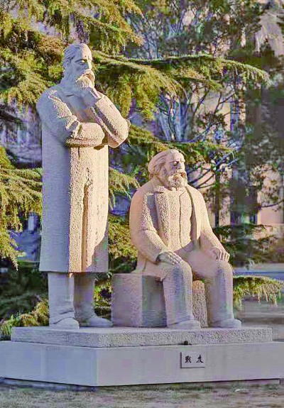 这里矗立着不朽的精神丰碑 这里矗立着不朽的精神丰碑