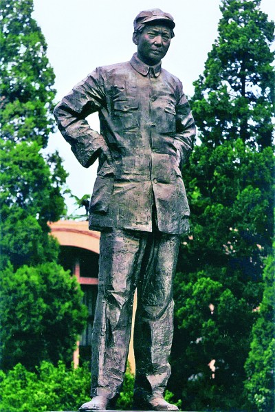 这里矗立着不朽的精神丰碑 这里矗立着不朽的精神丰碑