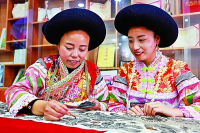 毕节苗绣:飞针走线赶订单 毕节苗绣:飞针走线赶订单